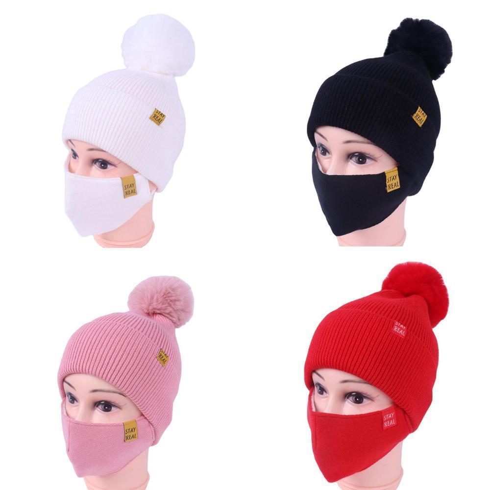 Stickad Mössa med Mask