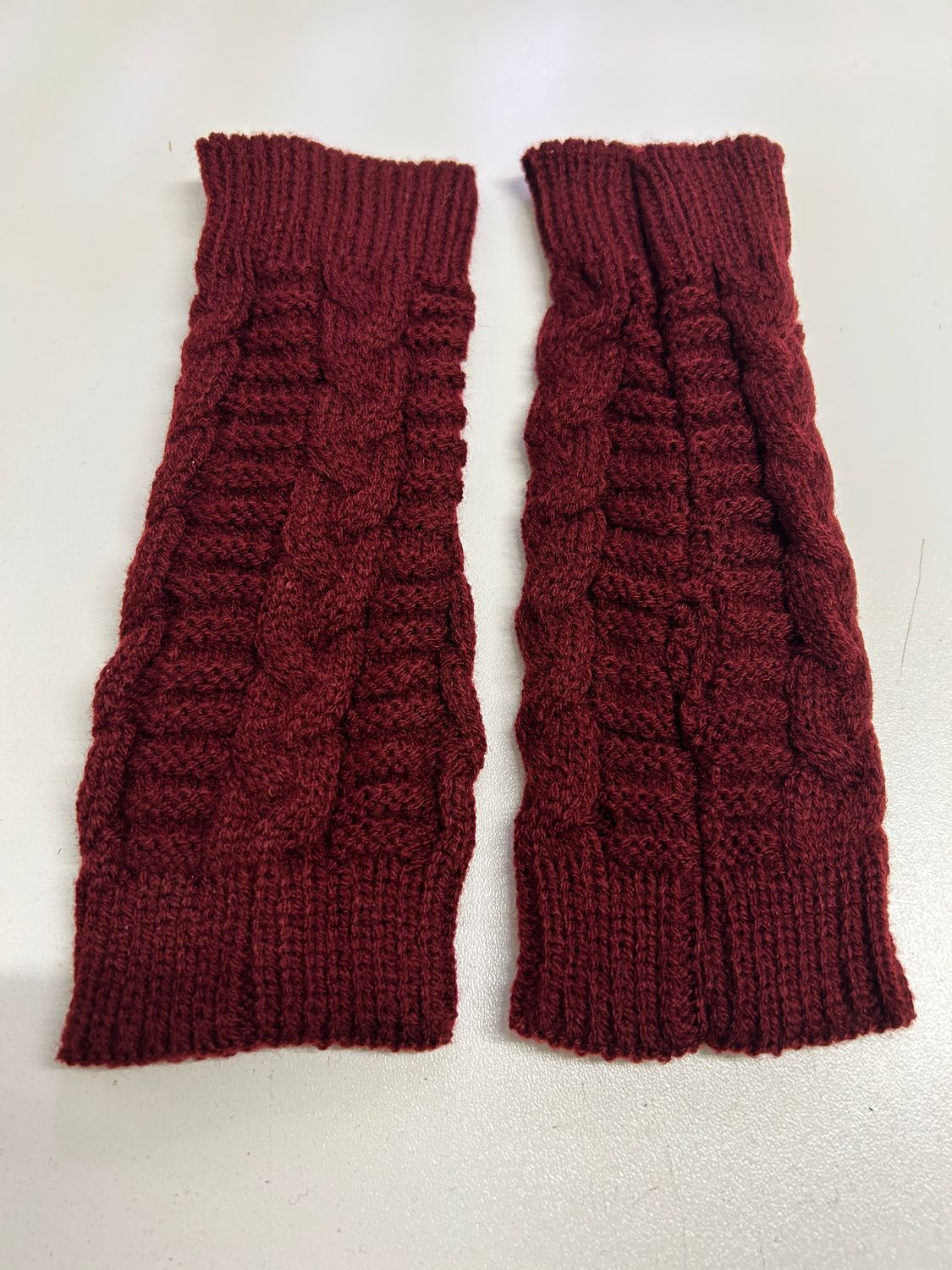 Fingerlösa vantar med stickat mönster