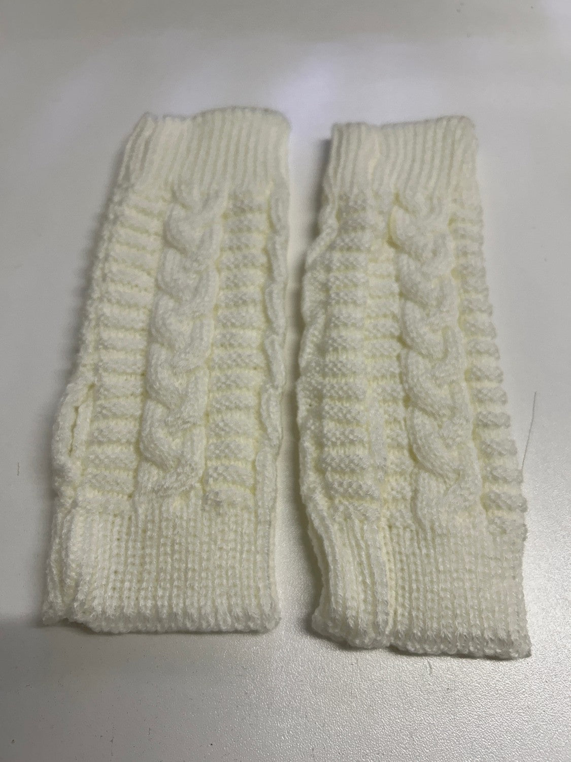 Fingerlösa vantar med stickat mönster