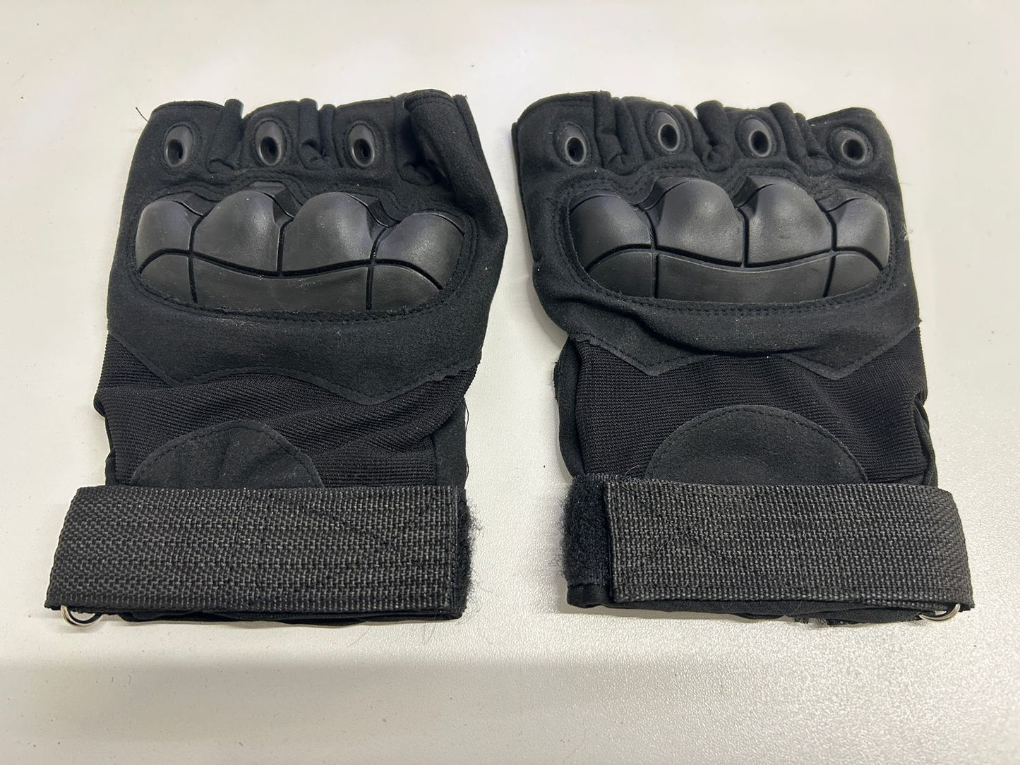 Robusta Halvfingerhandskar: Militärstil för Utomhusaktiviteter!