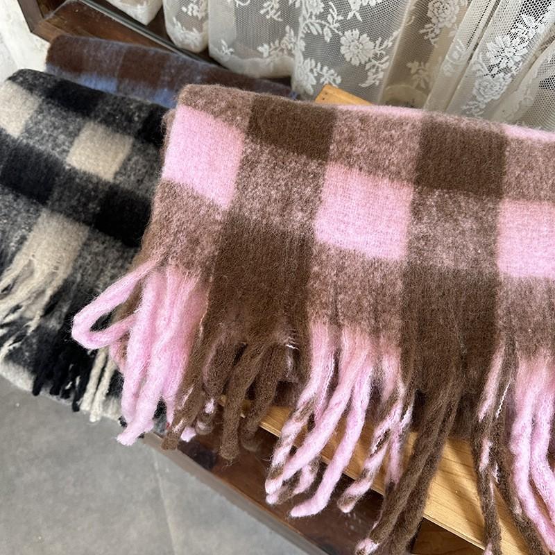 Vinterhalsduk i Mjuk Borstad Textil - Rutigt Mönster för Kalla Dagar
