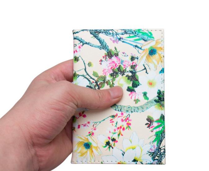 Passplånbok med blommönster