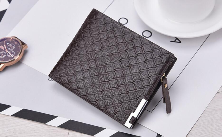 Stilig plånbok med rutat mönster och metalldetalj